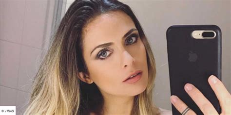 clara morgane chaude|PHOTO Clara Morgane enlève le haut de son bikini et donne